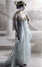 Laden Sie das Bild in den Galerie-Viewer, Mata Hari Porträt - Original Gusswerk